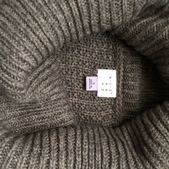 Forest Green Tunic Sweater ✨ - Picture 5 of 5